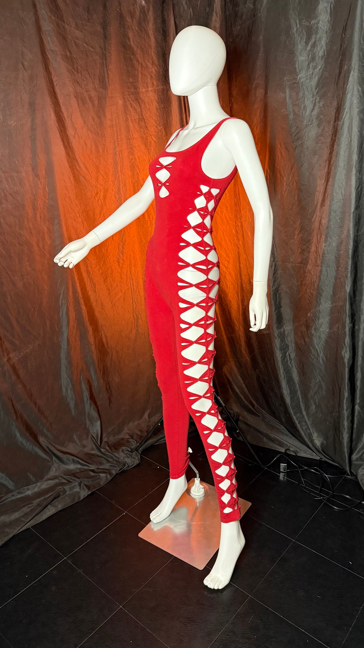 <p>Slitweave that<br/>holds up to <em>the heat.</em></p>